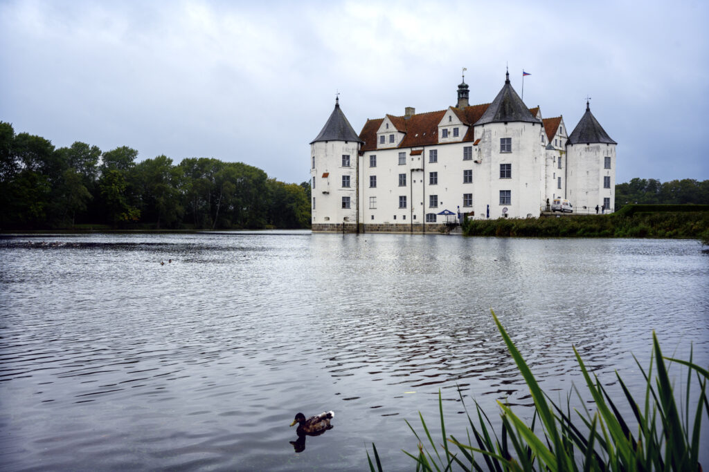 Glucksburg slott i en innsjø