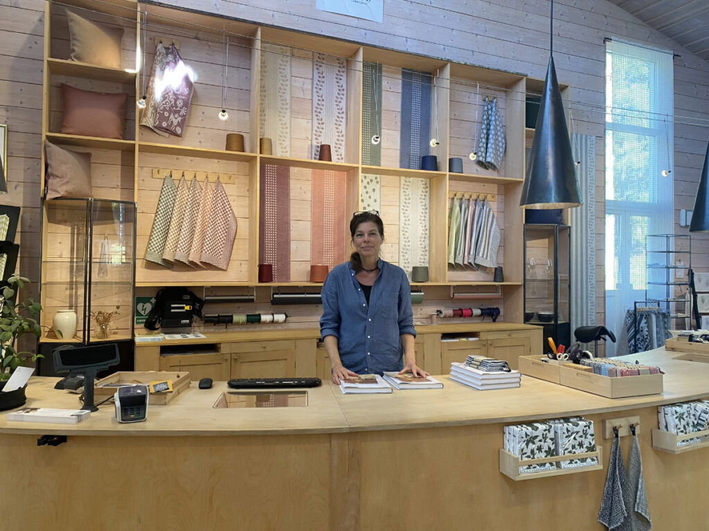 Kunsthåndverk på Klässbols linveveri.