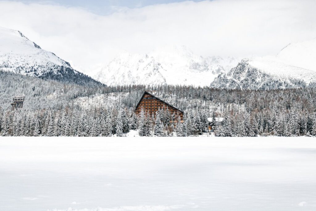 frossen innsjø i Štrbské Pleso i Slovakia