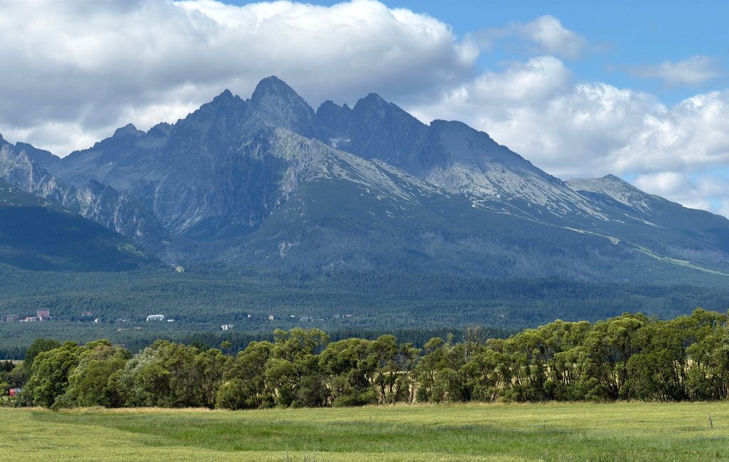 Høye Tatra reiser seg dramatisk over det grønne landskapet nord i Slovakia.